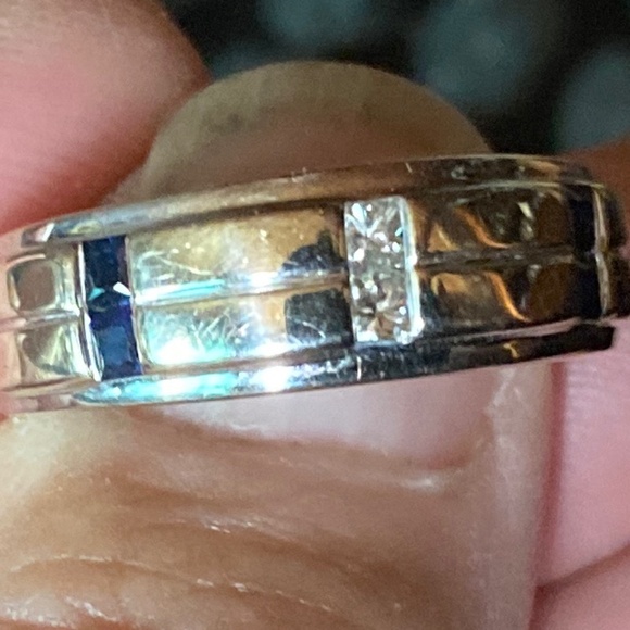 Women’s 10 carat white gold , diamond and saphire ring - Picture 4 of 4